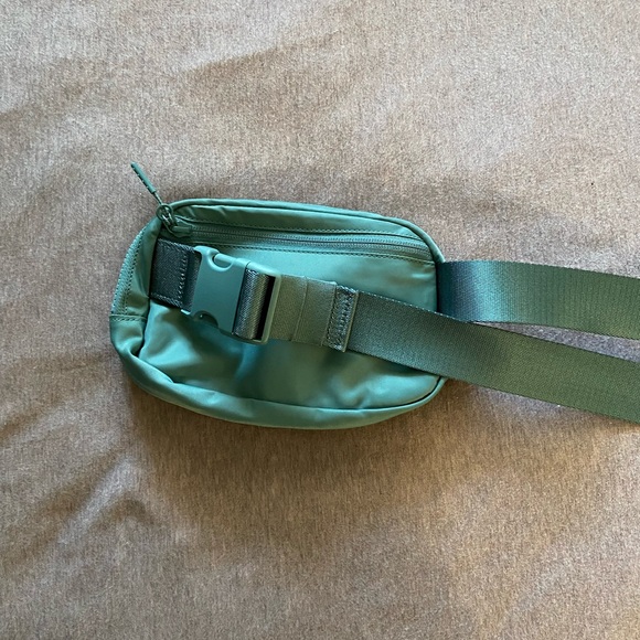 Lululemon everywhere belt bag in Grey Eucalyptus. Brand new never used - Picture 4 of 4
